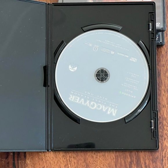 MacGyver - The Complete First Season - Original Series DVD - Picture 4 of 6